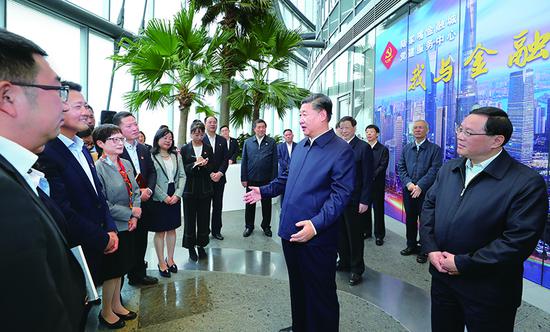 2018年11月6日至7日，中共***總書記、國家主席、***軍委主席習近平在上?？疾?。這是6日上午，習近平在上海中心大廈22層的陸家嘴金融城黨建服務(wù)中心，同正在聯(lián)合開展主題黨日活動的企業(yè)黨員親切交談。 新華社記者 謝環(huán)馳/攝