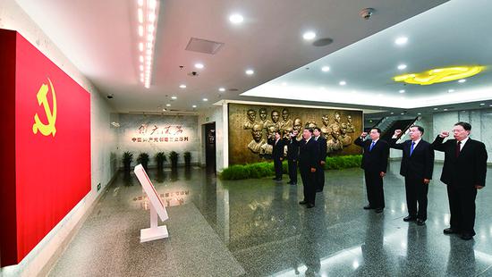 2017年10月31日，中共***總書記、國家主席、***軍委主席習近平帶領(lǐng)中共***政治局常委李克強、栗戰(zhàn)書、汪洋、***、趙樂際、韓正，瞻仰上海中共一大會址和浙江嘉興南湖紅船。這是31日上午，在上海中共一大會址紀念館，習近平帶領(lǐng)其他中共***政治局常委同志一起重溫入黨誓詞。 新華社記者 李濤/攝