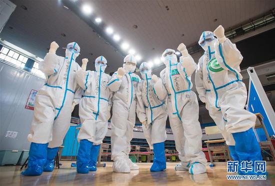 3月10日，武漢武昌方艙醫(yī)院正式休艙，醫(yī)護人員在送走新冠肺炎治愈患者后合影留念。新華社記者 肖藝九 攝