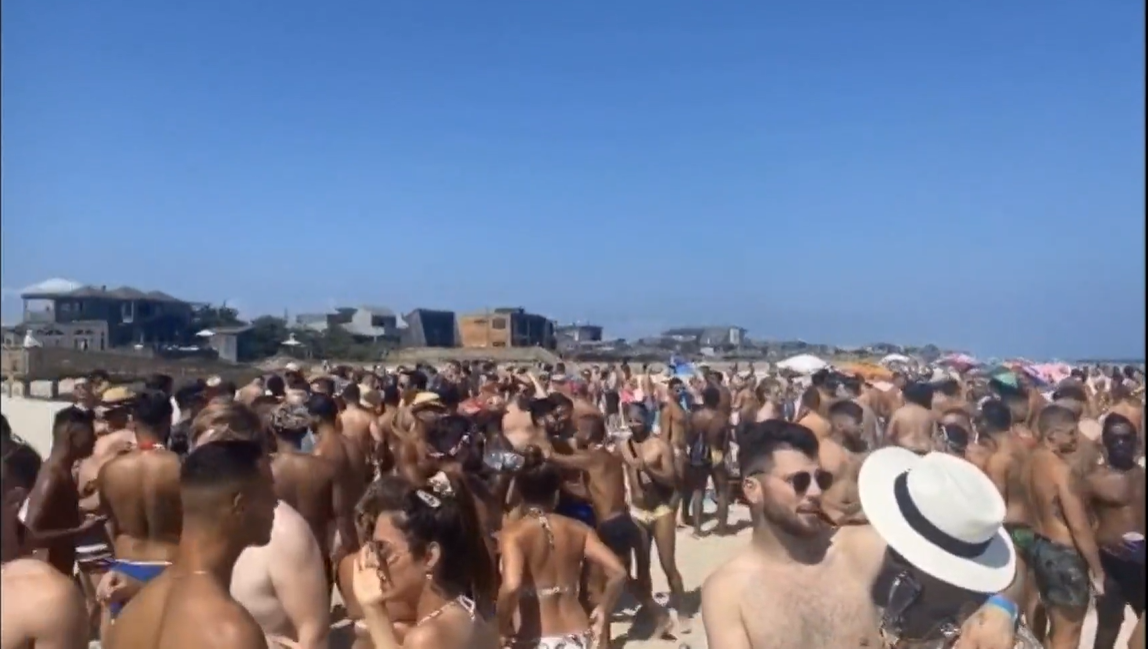 △美國媒體報(bào)道截屏：人頭攢動(dòng)的海灘